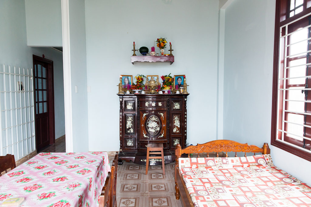 Hoi An, Vietnam: Family altar inside Vietnamese house